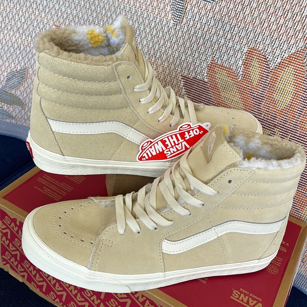 Vans WMNS Sk8-Hi
Cozy Hug Biscotti
VN0A7Q5NBVV
Sneakers - Picture 11 of 16